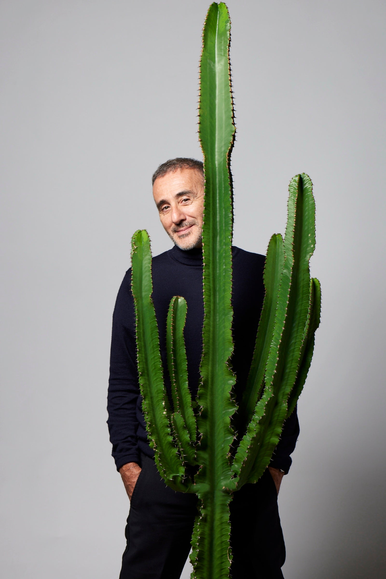 Élie Semoun avec un grand cactus
